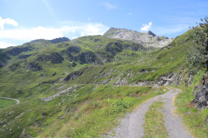 Strada verso il posteggio a quota 2045 metri